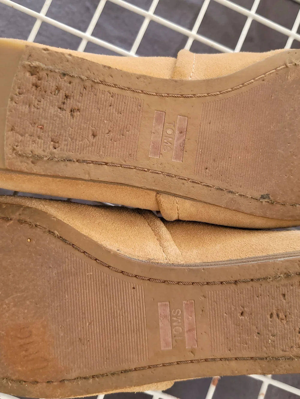 TOMS Kellie Suede Tassle Top Slip On Flats Camel Cream 6.5 Wide